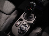 【iDriveコントローラー】手元でナビゲーション操作を可能にすることにより、ドライビングの姿勢を崩したり、目線を大きくそらすことなく安全な運転が可能です