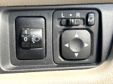 【ヘッドライトレベライザー】対向車がいる時などに上向きとなってしまったロービームの照らす方向を下向きにします。
