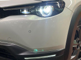 【LEDヘッドライト】悪天候や夜間走行時も良好な視界を確保し安心して運転できる高輝度LEDヘッドライトを装備!点灯速度が早く、消費電力も抑えられています。