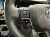 ステアリングスイッチ付きで、運転中に視線を前に向けたまま操作できます。