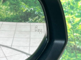 【ブラインドスポットモニター】走行中、ドアミラーの死角になりやすい箇所に後続車が接近するとサイドミラーのレンズに警告を表示!ドライバーに注意喚起をしてくれます。