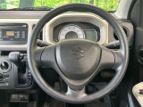 インテリアに合わせたデザインのステアリングは、運転される方のことも考え、運転しやすい形状、大きさです。是非一度、実際に触ってお確かめください。