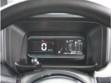 【明るく見やすいメーター】視認性が良く明るく見やすいメーター。運転者にとって見やすいメーターは運転していても疲れないですよね。