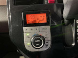 【オートエアコン】一度お好みの温度に設定すれば、車内の温度を検知し風量や温度を自動で調整してくれます。