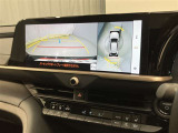 車庫入れなど後進運転時に死角をモニターで確認ができて安全です♪ ステアリング操作の参考になるガイド線も表示しますので車庫入れがニガテな方も安心ですネ!