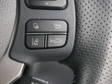レーダークルーズコントロール(全車速追従機能付)が装備されています。高速道路で定速走行だけでなく、0km/hから約100km/hの広い範囲で先行車との車間距離を適切に保ちながら追従走行ができます。