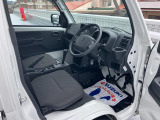ゆとりをもって運転できる広くて快適な室内。広々ドアの開閉部で乗り降りもラクラク!さらに消毒済みなので安心ですよ!