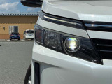 【LEDヘッドライト】LEDヘッドライトは、低消費電力で明るく、遠くまで照らす先進ライト。夜間走行時の視認性を高め、安全で快適なドライブをサポートします。