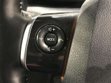 ステアリングスイッチ付きで、運転中に視線を前に向けたまま操作できます。