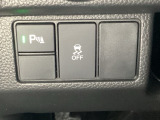 VSA装備車です。VSAはドライバーの操作と車の動きを見守っています。もし車の挙動が乱れたとき、4輪別々にブレーキをかけたり、エンジンパワーをしぼることによって車を安定させます。