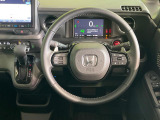 インテリアに合わせたデザインのステアリングは、運転される方のことも考え、運転しやすい形状、大きさです。是非一度、実際に触ってお確かめください。