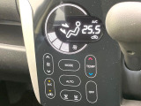 【オートエアコン】一度お好みの温度に設定すれば、車内の温度を検知し風量や温度を自動で調整。暑い&hellip;寒い&hellip;と何度もスイッチ操作をする必要はありません。快適な車内空間には必須の機能ですね♪