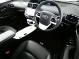 ドライバーを包み込むようなデザイン。運転していて安心感、高級感を感じられるコックピットです。
