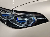 BMWの伝統の丸目4灯ヘッドライトでございます。LEDライトで視認性もよく明るく安全性の向上につながります。