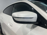 【BMWミラー】視認性の高いスタイリッシュなミラー。自動防眩機能も付いており夜間のドライビングをサポートします。