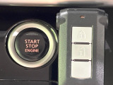 【インテリジェントキー】カバンやポケットに入れたままでもドアの施錠・解錠が可能なスマートキーを装備。エンジンのオン・オフ時もカギを取り出す必要が無いからとっても便利です♪