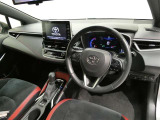 スタイリッシュなデザインのインパネ。各操作スイッチは使いやすい位置に配置されてます。
