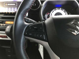 ステアリングスイッチでハンドルから手を離さなくても、音量やチャンネルなどの調整ができて安全です。