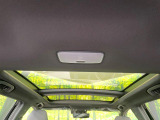 【ガラスルーフ】ガラスルーフ搭載で車内の解放感が一気にアップ!開放的なドライブをお楽しみいただけます。
