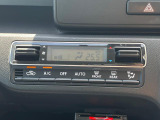 【オートエアコン】一度お好みの温度に設定すれば、車内の温度を検知し風量や温度を自動で調整。暑い&hellip;寒い&hellip;と何度もスイッチ操作をする必要はありません。快適な車内空間には必須の機能ですね♪