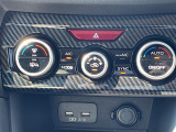 【左右独立温度コントロール式フルオートエアコン(DUAL/SYNC)】運転席側と助手席側でそれぞれ自由に温度設定ができ、快適な風量やモードなどを自動調整します!