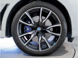 BMWの純正アロイホイールは軽量かつ強度にも優れているホイールで走行性能を引き上げる設計になっております。足元にもBMWは妥協がなくこだわっている個所になります。