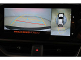 パノラミックビューモニター付。クルマを上から見下ろした映像をナビ画面に映すことで、周囲の状況をお知らせし、安全確認をサポートします。