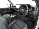 シンプルで使いやすいデザインの運転席です。