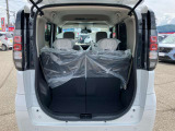 トランク(荷室)です!セカンド・サードシートを折りたたむと長い荷物も収納できます。