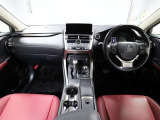 上質で落ち着いた印象のインパネ。視界も広々で運転しやすいです。