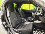 【専用スポーツシート】ホールド性に優れ、カーブ時の体が流れを抑制してくれます。また、体にフィットするから腰や背中が疲れにくく、ロングドライブや高速走行でも快適にお過ごしいただけます♪