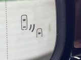 【ブラインドスポットモニター】走行中、ドアミラーの死角になりやすい箇所に後続車が接近するとサイドミラーのレンズに警告を表示!ドライバーに注意喚起をしてくれます。