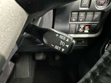 クルーズコントロール機能が付いています。 速度を設定するとアクセルを踏まなくても一定の速度で走ることができます。  高速道路ではとても便利な装置なんです。