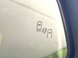 【ブラインドスポットモニター】走行中、ドアミラーの死角になりやすい箇所に後続車が接近するとサイドミラーのレンズに警告を表示!ドライバーに注意喚起をしてくれます。