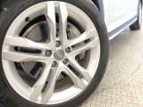 ●純正18インチアルミホイール:輸入車ならではの卓越した走りを支えるホイールと足回りです!日本車の走りに慣れている方にもぜひ体感して頂きたいほど、高いレベルでまとまっていま