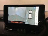 【パノラミックビューモニター】映像で、見づらい車両周辺の確認をアシスト。クルマを真上から見ているような映像を表示。 運転席から確認しにくい車両周囲の状況を把握。