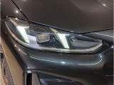 【LEDヘッドライト】先進のLEDテクノロジーを採用。放射される白色光の周波特性は太陽光に近く、バイキセノン・ヘッドライトを上回るコントラストで更に明るく輝きます!