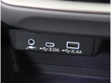 AUX端子、USBtypeC、USBtypeA端子が付いています。