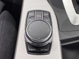 iDriveコントローラー シンプルかつ直観的な操作で、コントロール・ディスプレイに表示されるさまざまな機能を設定できます。