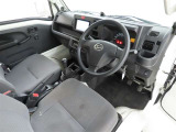 シンプルで使いやすいデザインの運転席です。
