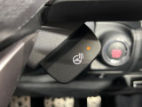 【ステアリングヒーター】冬場に冷たくなりやすい革巻きステアリングを、スイッチ一つで素早く適温に!エアコンよりも早く温まってくれるので、寒い日の運転も快適になりますね♪