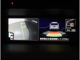 後退時、衝突の可能性がある場合は、段階的に注意を喚起。回避操作がない場合はブレーキ制御を行い、衝突回避をサポートする後退時ブレーキアシスト付です!