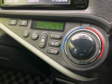 【オートエアコン】一度お好みの温度に設定すれば、車内の温度を検知し風量や温度を自動で調整。暑い&hellip;寒い&hellip;と何度もスイッチ操作をする必要はありません。快適な車内空間には必須の機能ですね♪