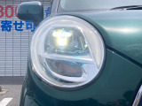 【LEDヘッドライト】悪天候や夜間走行時も良好な視界を確保し安心して運転できる高輝度LEDヘッドライトを装備!点灯速度が早く、消費電力も抑えられています。