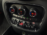 ●デュアルオートエアコン:運転席・助手席それぞれで温度設定が可能な独立式オートエアコンを標準装備しております!