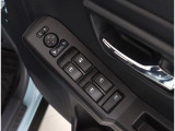 運転席ドアにはパワーウインドウやドアロックなどの各種スイッチを配置!!手元で簡単に操作できます!
