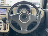 インテリアに合わせたデザインのステアリングは、運転される方のことも考え、運転しやすい形状、大きさです。是非一度、実際に触ってお確かめください。