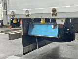 ボディー運転席側後方にステンレス製の工具箱が付いています。