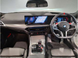 BMWの運転席はドライバーオリエンテッドという構造を採用。ドライバー目線の操作がしやすい設計になっており、ドライブ中にも目線の移動が少なく運転中にも簡単に操作ができます。