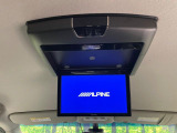 【フリップダウンモニター】大画面モニターで後席でもエンタメをお楽しみいただけます。小さなお子様にも大人気の装備です♪